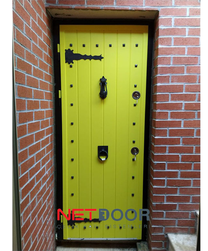 Sarı Villa Kapısı 