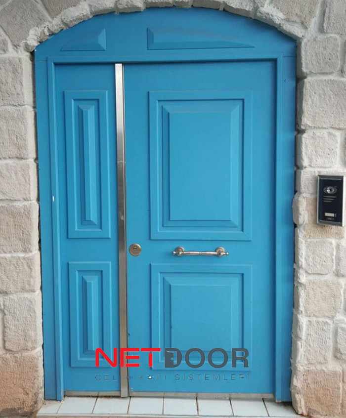 Mavi Villa Kapısı